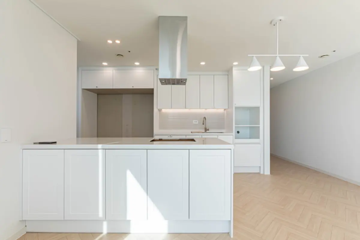 화이트 톤 미니멀 아일랜드 주방 인테리어